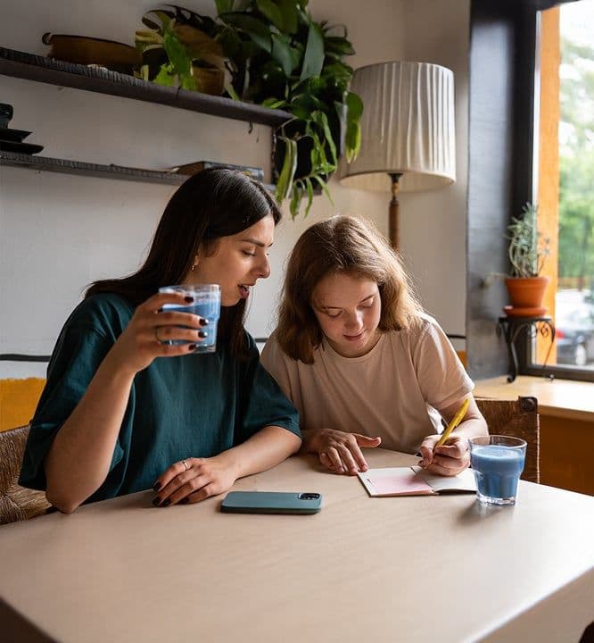 medium-shot-friends-enjoying-blue-matcha_720