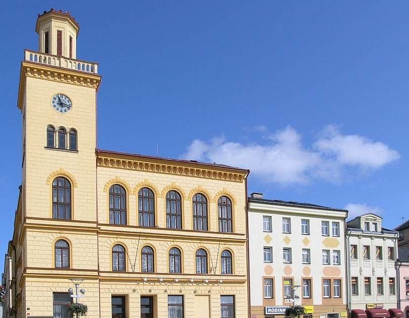 960px-Jablonec_nad_Nisou_137_-_stara_radnice_(Dolni_namesti) (1)