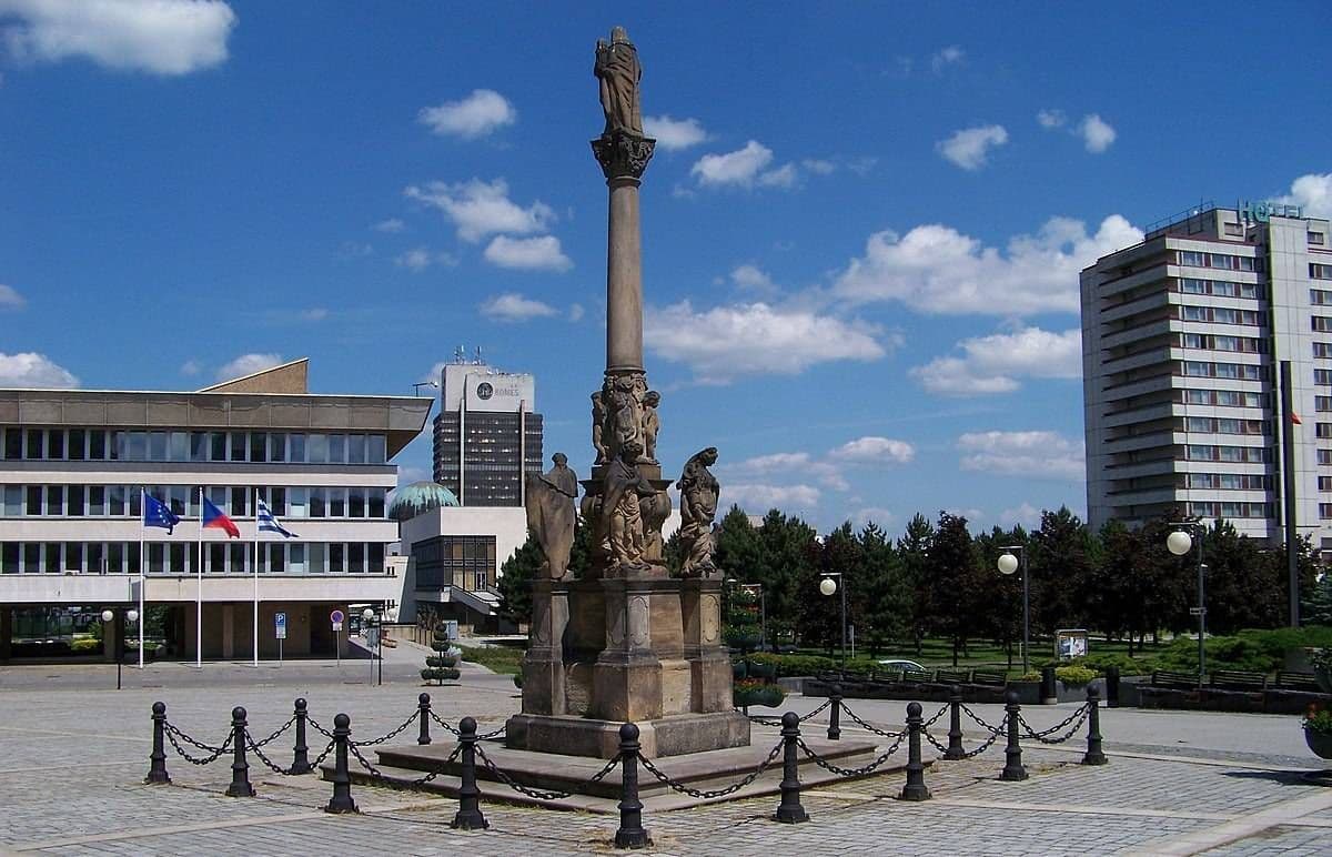 Most,_1._náměstí,_morový_sloup,_magistrát,_SHD_Komes_a_hotel_Cascade (1)